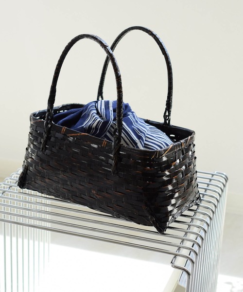 utatane(ウタタネ)の「竹かごバッグ+日本製注染生地あずま袋セット utatane 黒飴色 紺の川面(かごバッグ・レディース・ブラック・FREE)」の1枚目の写真