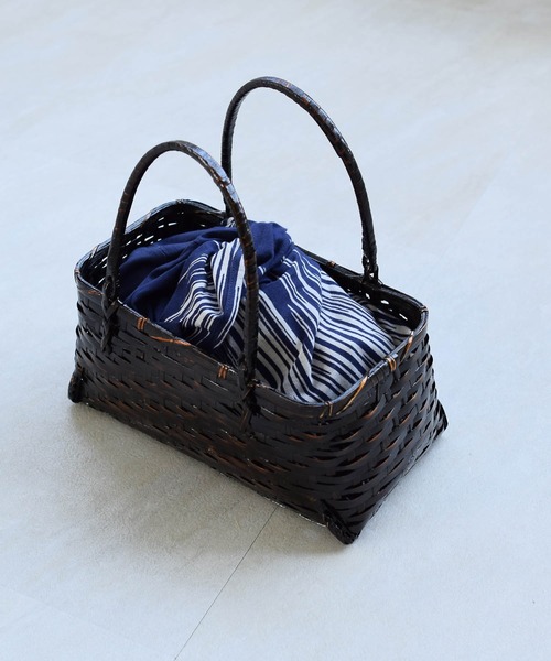 utatane(ウタタネ)の「竹かごバッグ+日本製注染生地あずま袋セット utatane 黒飴色 紺の川面(かごバッグ・レディース・ブラック・FREE)」の3枚目の写真