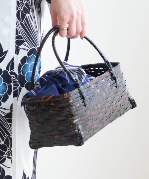 utatane(ウタタネ)の「竹かごバッグ+日本製注染生地あずま袋セット utatane 黒飴色 紺の川面(かごバッグ・レディース・ブラック・FREE)」の11枚目の写真