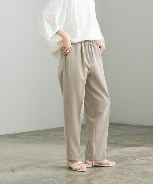 URBAN RESEARCH（アーバンリサーチ）の「『UR TECH DRYLUXE』ドロストテーパードパンツ（その他パンツ・レディース・ベージュ系その他/ブルー/ブラック・36/34/38）」の3枚目の写真