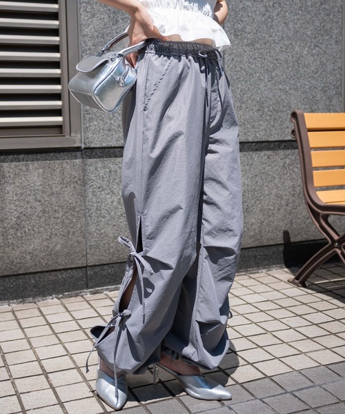 WEGO(ウィゴー)の「WEGO/サイドリボンパラシュートパンツ(カーゴパンツ・レディース・ライトピンク/ブラック/オフホワイト/グレー/オリーブ・SMALL/MEDIUM)」の1枚目の写真