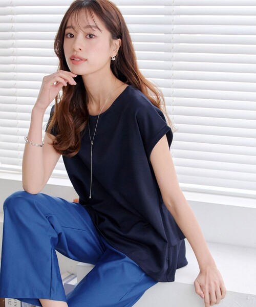 Tiaclasse(ティアクラッセ)の「「きれい見え」バックペプラムトップス(Tシャツ/カットソー・レディース・ネイビー/グレイッシュベージュ/ブラック・M/L)」の5枚目の写真