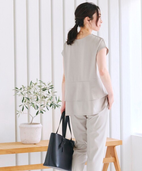 Tiaclasse(ティアクラッセ)の「「きれい見え」バックペプラムトップス(Tシャツ/カットソー・レディース・ネイビー/グレイッシュベージュ/ブラック・M/L)」の15枚目の写真