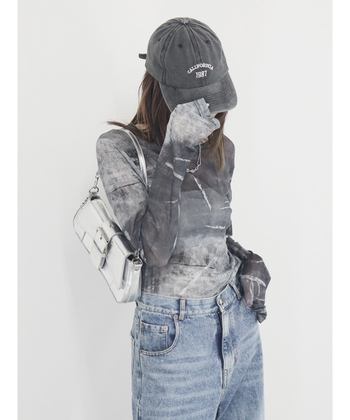 Reurie'(レウリィ)の「ルーズパターンシアートップ/loose pattern sheer top 長袖 クルーネック シースルー 透け感 インナー ニュアンス柄 マーブル模様 総柄 ラメ 大人カジュアル 韓国 水色 ライトブルー ブルー 黒 ブラック(Tシャツ/カットソー・レディース・ブラック/ブルー系その他・FREE)」の16枚目の写真