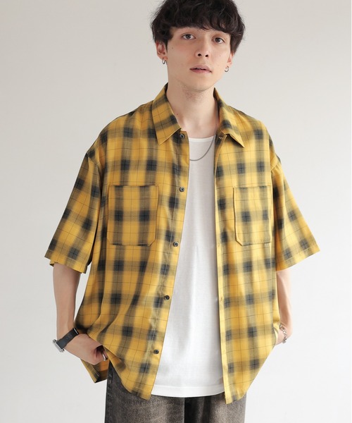 マスタードカラーのオーバーサイズシャツ