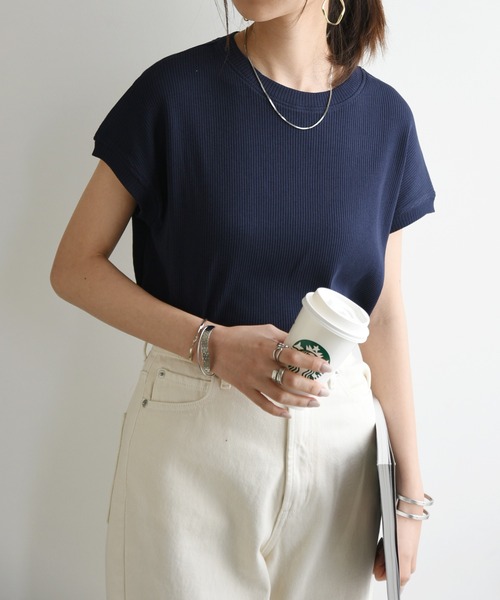 and it_(アンドイット)の「リブフレンチスリーブシンプルカットソー(Tシャツ/カットソー・レディース・オフホワイト/ブラック/グレイッシュベージュ/ベージュ/ネイビー・M/L)」の5枚目の写真