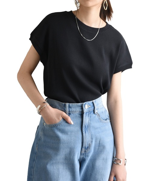 and it_(アンドイット)の「リブフレンチスリーブシンプルカットソー(Tシャツ/カットソー・レディース・オフホワイト/ブラック/グレイッシュベージュ/ベージュ/ネイビー・M/L)」の10枚目の写真