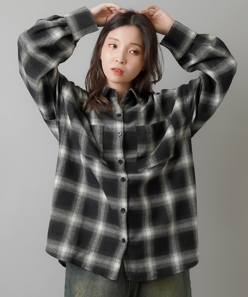 SPINNS(スピンズ)の「長袖オーバーサイズオンブレチェックシャツ(シャツ/ブラウス・レディース・アイボリー/ライトベージュ/ブラック/ベージュ/ブラウン・ONESIZE)」の8枚目の写真