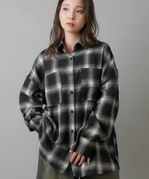 SPINNS(スピンズ)の「長袖オーバーサイズオンブレチェックシャツ(シャツ/ブラウス・レディース・アイボリー/ライトベージュ/ブラック/ベージュ/ブラウン・ONESIZE)」の9枚目の写真