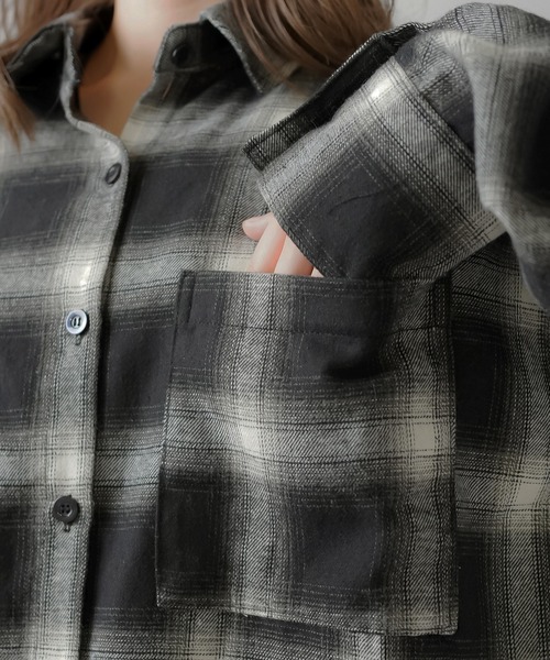 SPINNS(スピンズ)の「長袖オーバーサイズオンブレチェックシャツ(シャツ/ブラウス・レディース・アイボリー/ライトベージュ/ブラック/ベージュ/ブラウン・ONESIZE)」の13枚目の写真