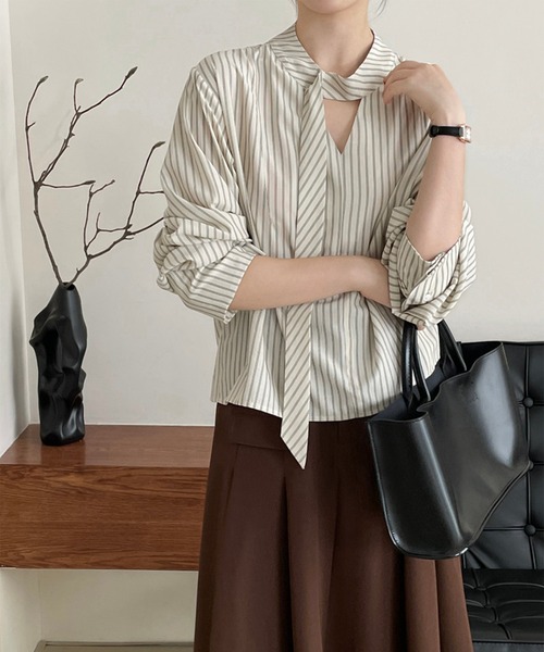 aimoha(アイモハ)の「ネクタイ風ストライプブラウス(シャツ/ブラウス・レディース・ホワイト・LARGE/MEDIUM)」の4枚目の写真