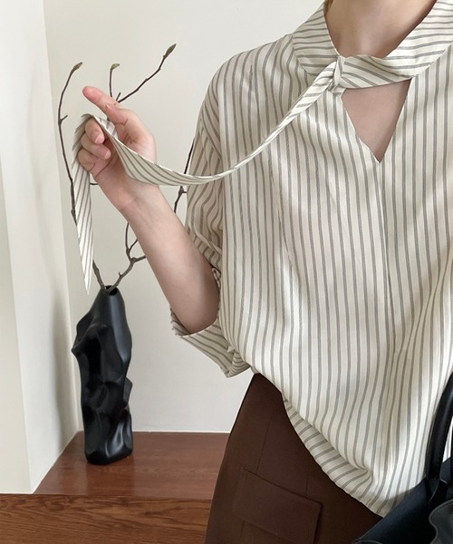 aimoha(アイモハ)の「ネクタイ風ストライプブラウス(シャツ/ブラウス・レディース・ホワイト・LARGE/MEDIUM)」の10枚目の写真