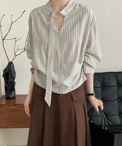 aimoha(アイモハ)の「ネクタイ風ストライプブラウス(シャツ/ブラウス・レディース・ホワイト・LARGE/MEDIUM)」の3枚目の写真