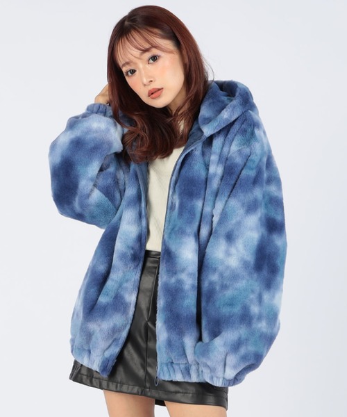 CECIL McBEE(セシルマクビー)の「タイダイ柄フェイクファーパーカー(ブルゾン・レディース・ブルー/ブラック・LARGE/MEDIUM)」の1枚目の写真