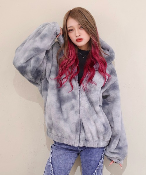 CECIL McBEE(セシルマクビー)の「タイダイ柄フェイクファーパーカー(ブルゾン・レディース・ブルー/ブラック・LARGE/MEDIUM)」の2枚目の写真
