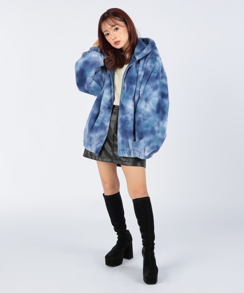 CECIL McBEE(セシルマクビー)の「タイダイ柄フェイクファーパーカー(ブルゾン・レディース・ブルー/ブラック・LARGE/MEDIUM)」の6枚目の写真