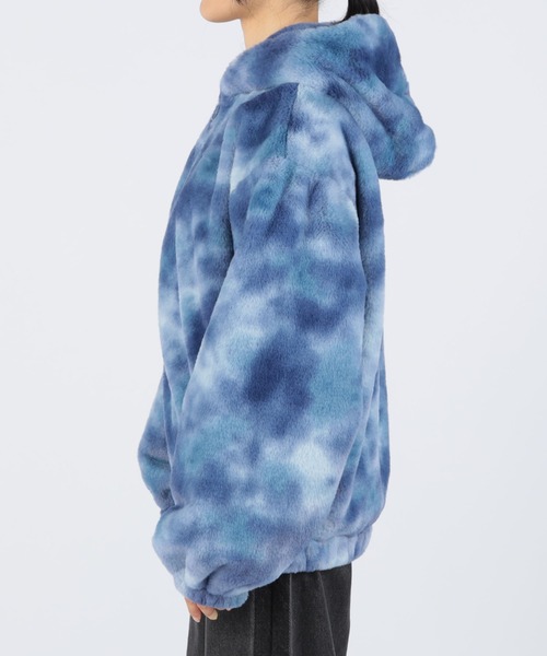 CECIL McBEE(セシルマクビー)の「タイダイ柄フェイクファーパーカー(ブルゾン・レディース・ブルー/ブラック・LARGE/MEDIUM)」の8枚目の写真