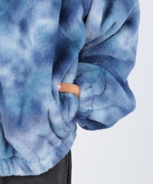 CECIL McBEE(セシルマクビー)の「タイダイ柄フェイクファーパーカー(ブルゾン・レディース・ブルー/ブラック・LARGE/MEDIUM)」の11枚目の写真