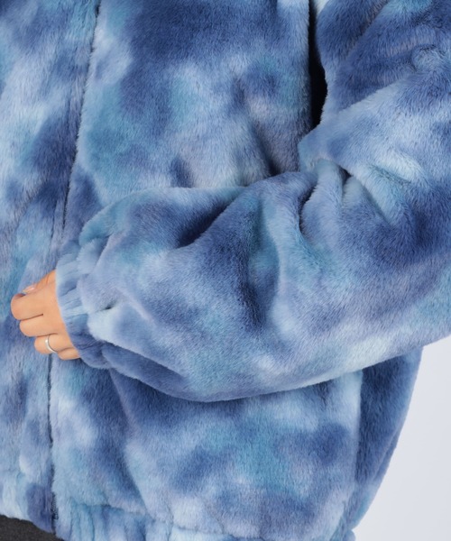 CECIL McBEE(セシルマクビー)の「タイダイ柄フェイクファーパーカー(ブルゾン・レディース・ブルー/ブラック・LARGE/MEDIUM)」の12枚目の写真