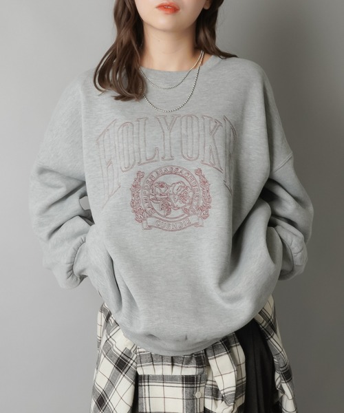 SPINNS(スピンズ)の「カレッジロゴ刺繍デザイン 裏起毛ビッグスウェット(スウェット・レディース・ネイビー/ボルドー/杢グレー/スミクロ・ONESIZE)」の2枚目の写真