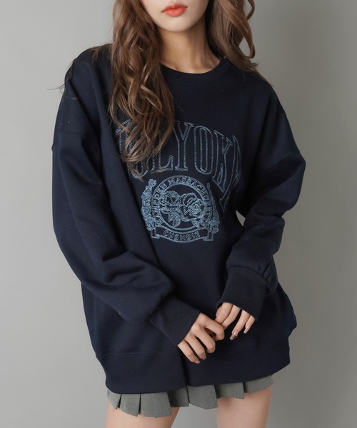 SPINNS(スピンズ)の「カレッジロゴ刺繍デザイン 裏起毛ビッグスウェット(スウェット・レディース・ネイビー/ボルドー/杢グレー/スミクロ・ONESIZE)」の3枚目の写真