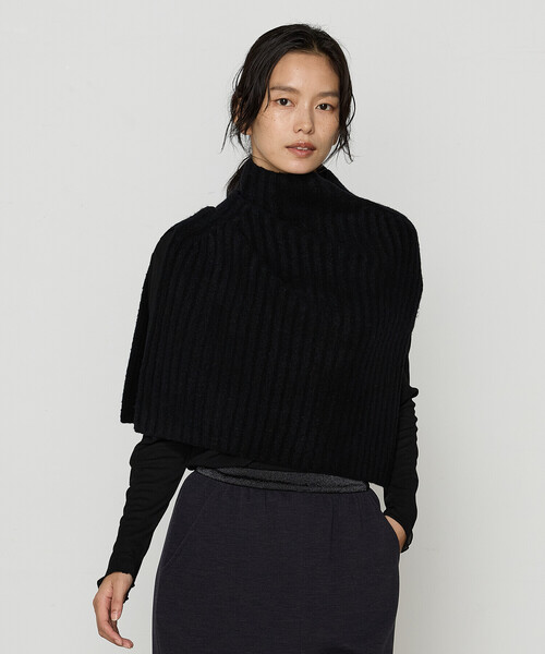 Gabardine K.T(ギャバジンケーティー)の「ウールナイロンのリブ編み ケープベスト(ベスト・レディース・グレー/ブラック/ライトグレー・FREE)」の2枚目の写真