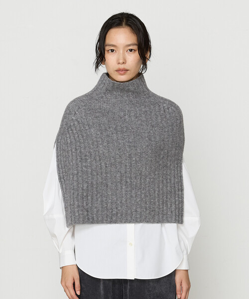 Gabardine K.T(ギャバジンケーティー)の「ウールナイロンのリブ編み ケープベスト(ベスト・レディース・グレー/ブラック/ライトグレー・FREE)」の12枚目の写真