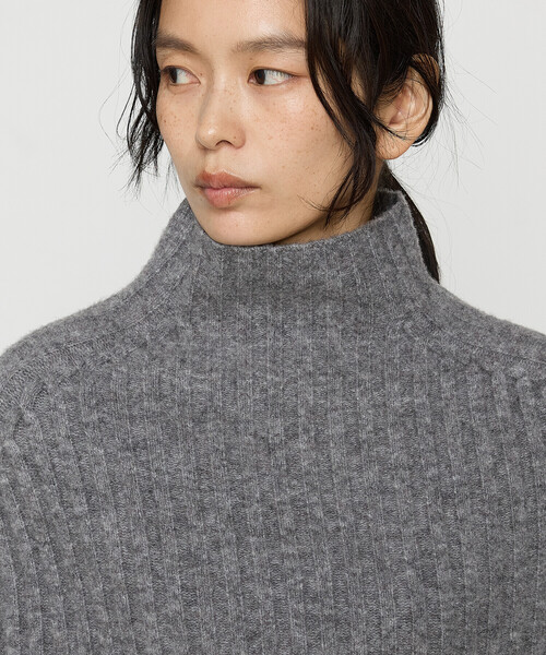 Gabardine K.T(ギャバジンケーティー)の「ウールナイロンのリブ編み ケープベスト(ベスト・レディース・グレー/ブラック/ライトグレー・FREE)」の9枚目の写真