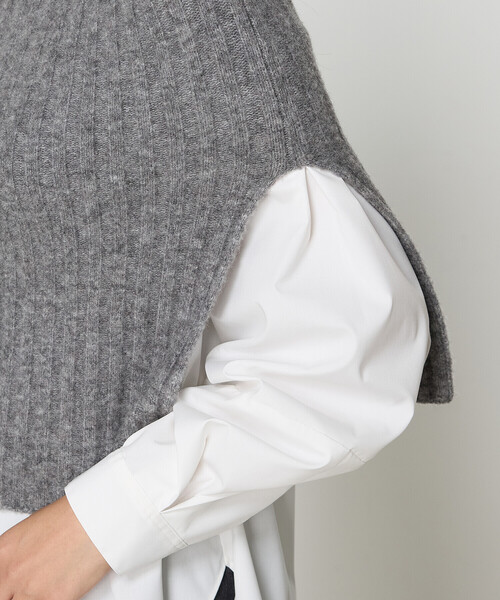 Gabardine K.T(ギャバジンケーティー)の「ウールナイロンのリブ編み ケープベスト(ベスト・レディース・グレー/ブラック/ライトグレー・FREE)」の8枚目の写真