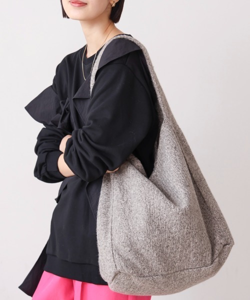 Bou Jeloud（ブージュルード）の「ウールライクショルダーバッグ（ショルダーバッグ・レディース・グレー/ブラック/レッド・ONESIZE）」の2枚目の写真