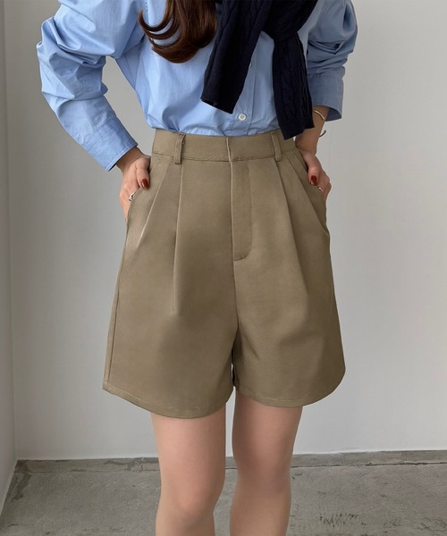 callautia(カラウティア)の「ツイルツータックハイウエストショートパンツ(その他パンツ・レディース・ベージュ/ブラック/グレー・SMALL/LARGE/MEDIUM)」の3枚目の写真