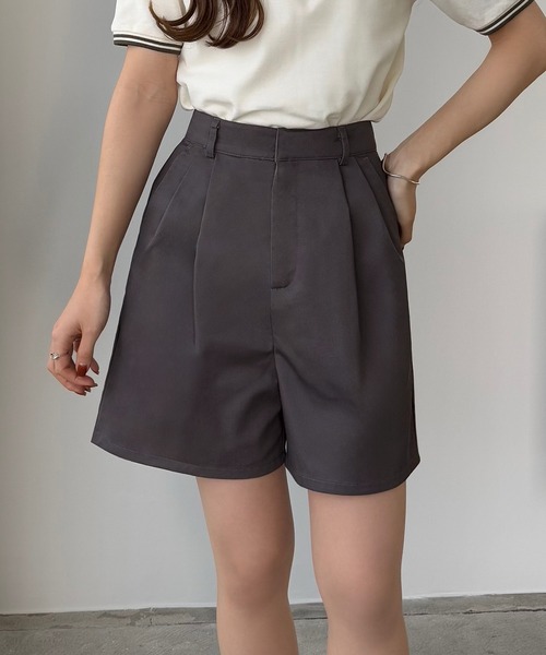 callautia(カラウティア)の「ツイルツータックハイウエストショートパンツ(その他パンツ・レディース・ベージュ/ブラック/グレー・SMALL/LARGE/MEDIUM)」の2枚目の写真