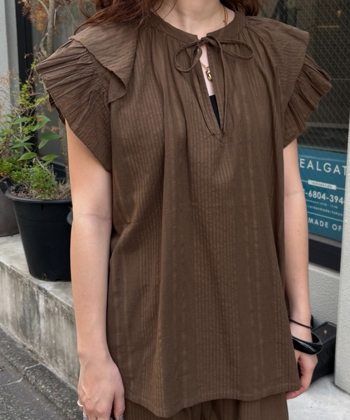ROSE BUD（ローズバッド）の「【WEB・一部店舗限定】SUCKER FRILL BLOUSE（シャツ/ブラウス・レディース・ブラック/ブラウン・ONE SIZE）」の2枚目の写真