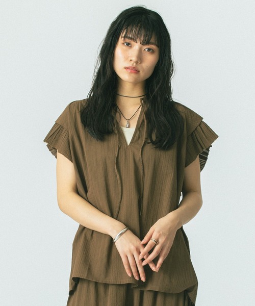 ROSE BUD（ローズバッド）の「【WEB・一部店舗限定】SUCKER FRILL BLOUSE（シャツ/ブラウス・レディース・ブラック/ブラウン・ONE SIZE）」の8枚目の写真