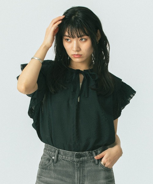 ROSE BUD（ローズバッド）の「【WEB・一部店舗限定】SUCKER FRILL BLOUSE（シャツ/ブラウス・レディース・ブラック/ブラウン・ONE SIZE）」の7枚目の写真