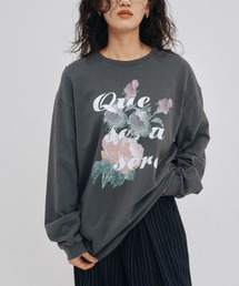 YOOU（ユー）の「グラフィックロングTシャツ／フラワープリント × オーバーシルエット（Tシャツ/カットソー）」