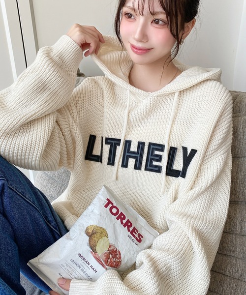moment+(モーメントプラス)の「ぷっくり合皮ロゴニットフーディー(ロゴニットパーカー)(ニット/セーター・レディース・ブラック/チャコールグレー/ネイビー/レッド/アイボリー・M)」の2枚目の写真