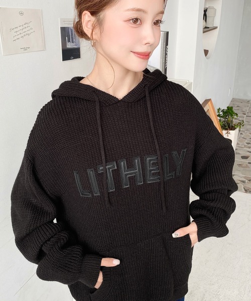 moment+(モーメントプラス)の「ぷっくり合皮ロゴニットフーディー(ロゴニットパーカー)(ニット/セーター・レディース・ブラック/チャコールグレー/ネイビー/レッド/アイボリー・M)」の1枚目の写真