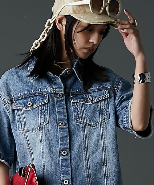 GEVS.(ジェイヴィス)の「スタッズ付デニムシャツ<大きいサイズ有>GEVS.(シャツ/ブラウス・レディース・ネイビー系/ブルー系・LL/3L/4L/5L/M/L)」の1枚目の写真