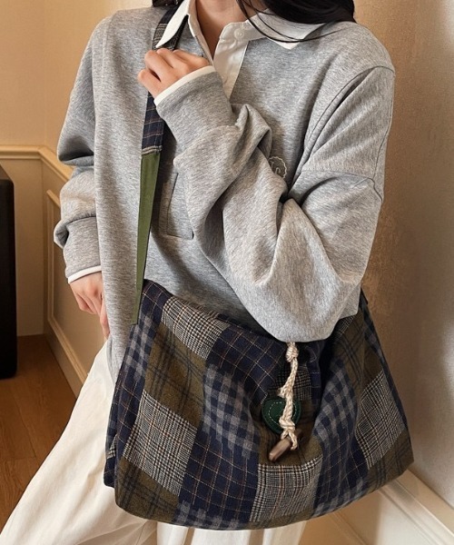 gossip!ロサンゼルス(ゴシップロサンゼルス)の「レトロチェックパッチワークバッグ 男女兼用カジュアルショルダーバッグ 大容量(ショルダーバッグ・レディース・ブラウン/ネイビー・FREE)」の2枚目の写真