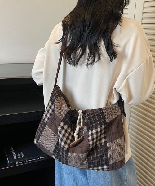 gossip!ロサンゼルス(ゴシップロサンゼルス)の「レトロチェックパッチワークバッグ 男女兼用カジュアルショルダーバッグ 大容量(ショルダーバッグ・レディース・ブラウン/ネイビー・FREE)」の1枚目の写真