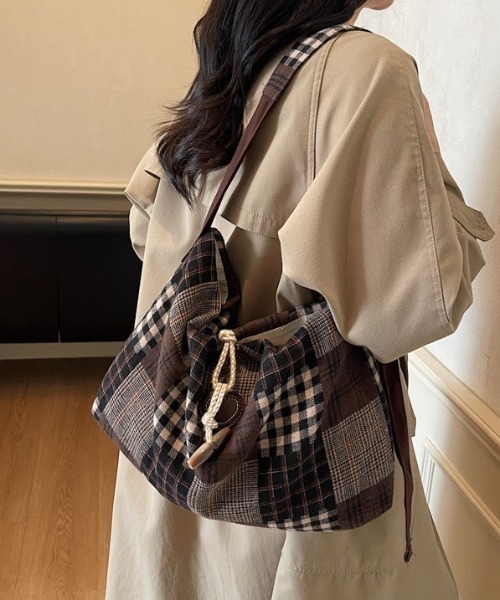 gossip!ロサンゼルス(ゴシップロサンゼルス)の「レトロチェックパッチワークバッグ 男女兼用カジュアルショルダーバッグ 大容量(ショルダーバッグ・レディース・ブラウン/ネイビー・FREE)」の9枚目の写真