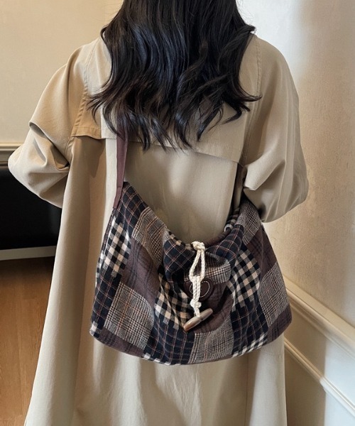 gossip!ロサンゼルス(ゴシップロサンゼルス)の「レトロチェックパッチワークバッグ 男女兼用カジュアルショルダーバッグ 大容量(ショルダーバッグ・レディース・ブラウン/ネイビー・FREE)」の10枚目の写真