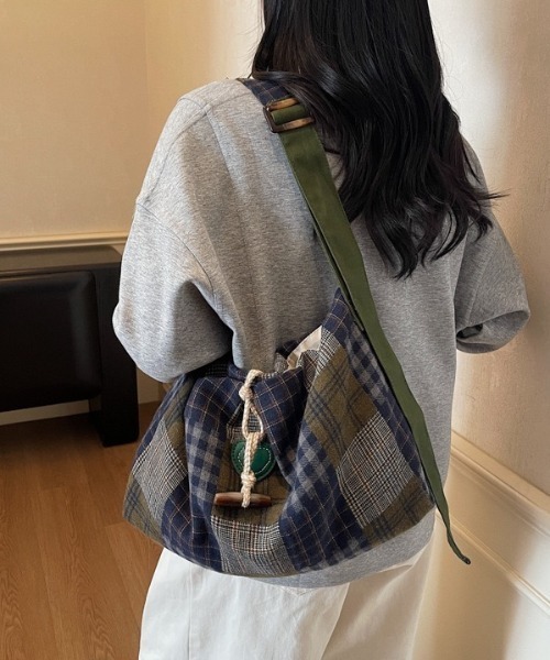 gossip!ロサンゼルス(ゴシップロサンゼルス)の「レトロチェックパッチワークバッグ 男女兼用カジュアルショルダーバッグ 大容量(ショルダーバッグ・レディース・ブラウン/ネイビー・FREE)」の12枚目の写真