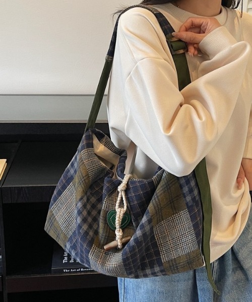 gossip!ロサンゼルス(ゴシップロサンゼルス)の「レトロチェックパッチワークバッグ 男女兼用カジュアルショルダーバッグ 大容量(ショルダーバッグ・レディース・ブラウン/ネイビー・FREE)」の3枚目の写真