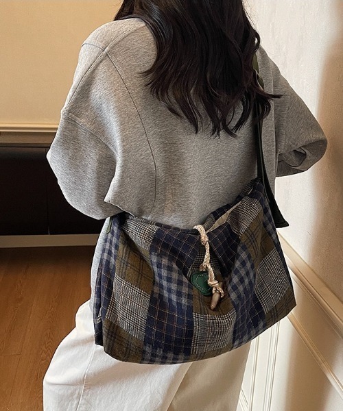 gossip!ロサンゼルス(ゴシップロサンゼルス)の「レトロチェックパッチワークバッグ 男女兼用カジュアルショルダーバッグ 大容量(ショルダーバッグ・レディース・ブラウン/ネイビー・FREE)」の4枚目の写真