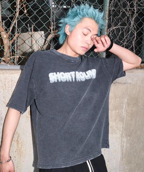 SHORT ROUND(ショートラウンド)の「SHORT ROUND/ブリーチワッフルダメージグラフィックT(Tシャツ/カットソー・メンズ・ブラウン/スミクロ・MEDIUM/LARGE)」の1枚目の写真