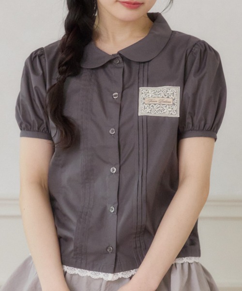 FCMM(エフシーエムエム)の「【日本限定】TAG BLOUSE / タグブラウス(シャツ/ブラウス・レディース・オフホワイト/ネイビー/ライトブルー/チャコールグレー・MEDIUM/SMALL)」の3枚目の写真