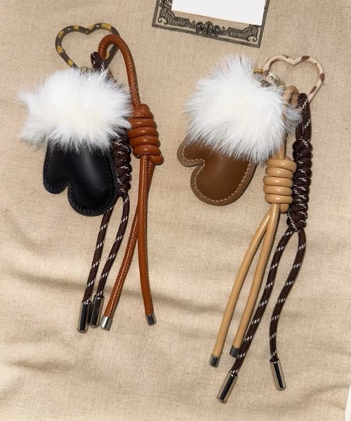 レザータッチ ミトン手袋モチーフ ハート カラビナ マルチチャーム