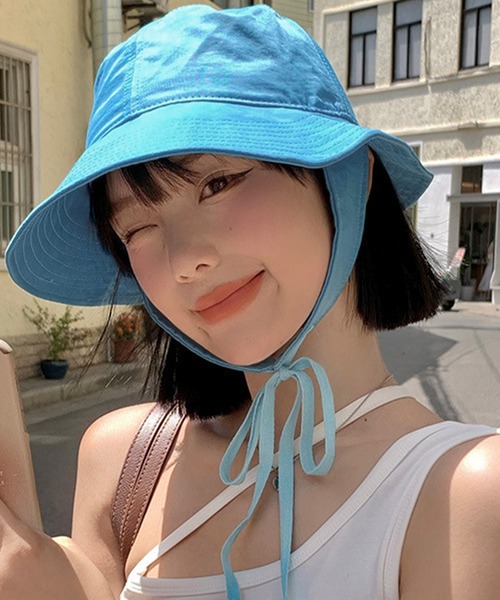 DAY CLOSET(デイ クローゼット)の「レディース ストラップ付きロゴツバ広アシメバケットハット(ハット・レディース・ブルー/ライトベージュ/ピンク系その他/ブラック/グリーン・ONE SIZE)」の4枚目の写真